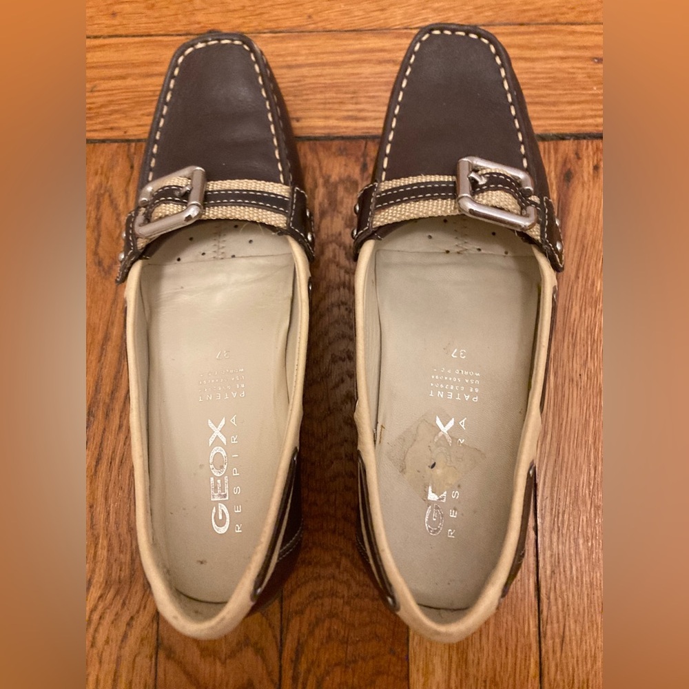 Geox leather loafers

Size 7 (runs slightly small)